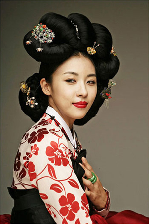Hwang Jin Yi smiling